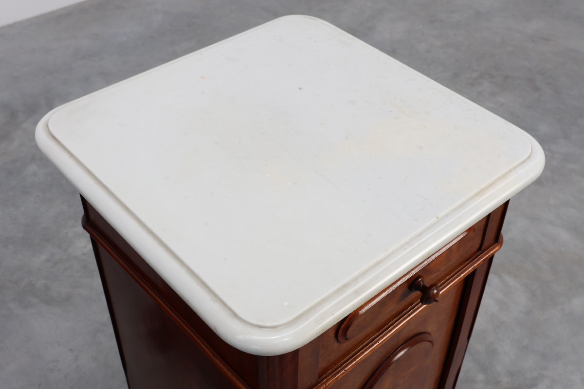 Paire de tables de chevet Louis XV à plateau en marbre de Carrare, France, vers 1890-photo-6