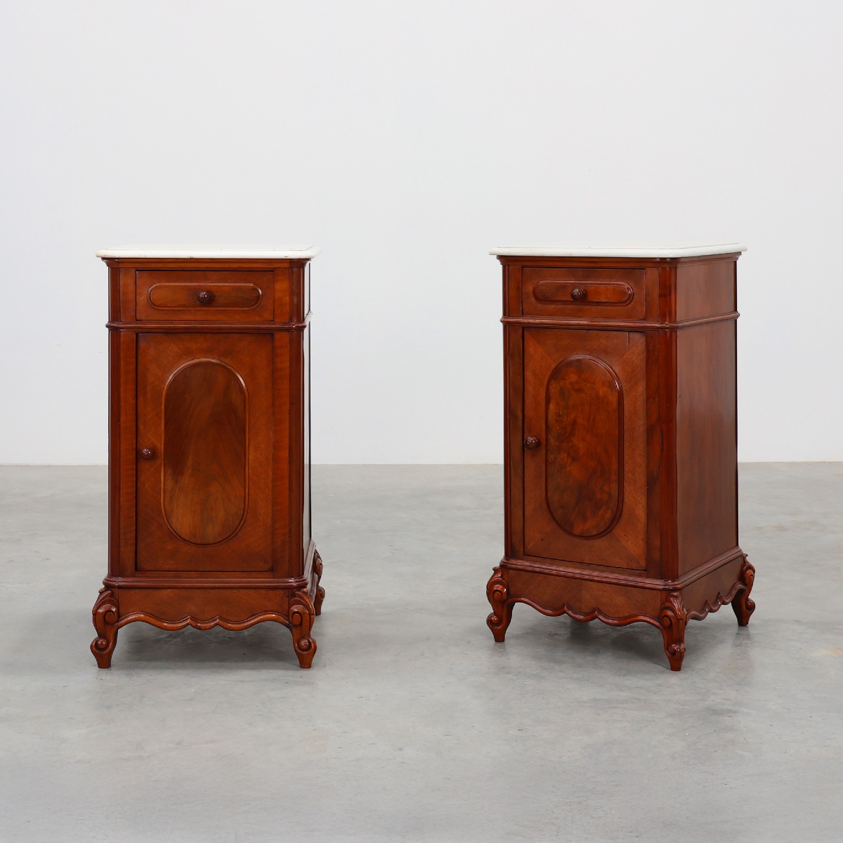 Paire de tables de chevet Louis XV à plateau en marbre de Carrare, France, vers 1890