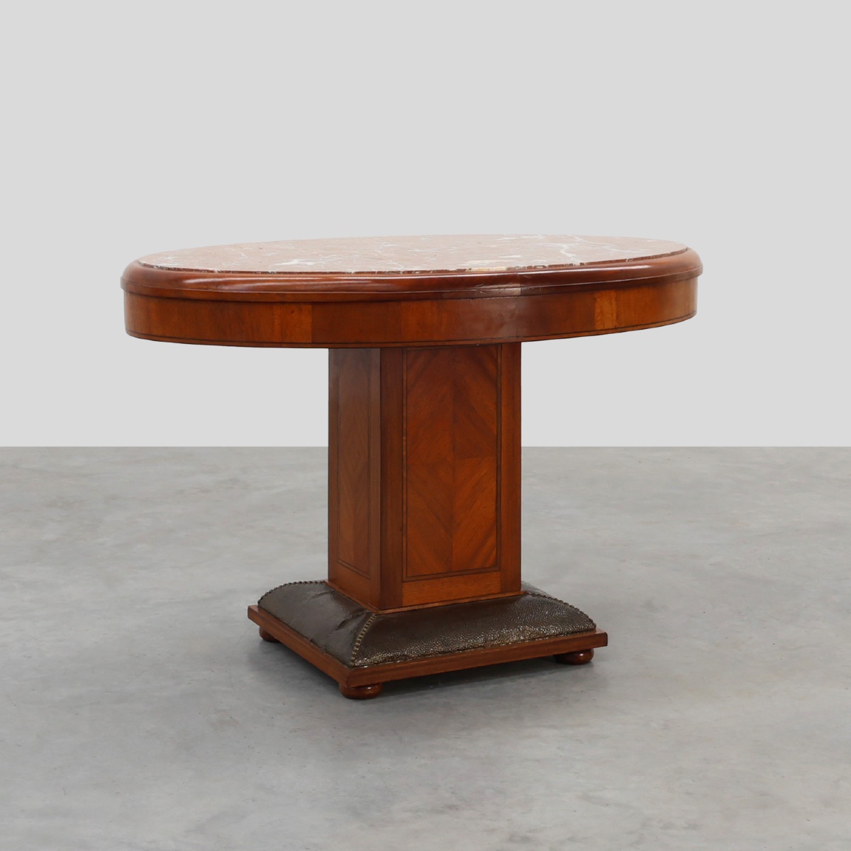 Table d'appoint ovale Art Déco en noyer avec plateau en marbre, par De Coene, Belgique