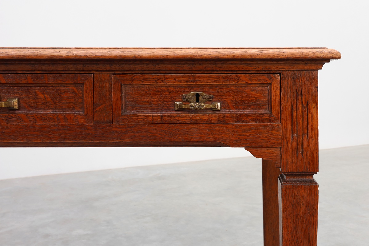 Bureau ou table Art Déco en chêne sculpté avec détails en cuivre, Belgique années 1920-photo-2