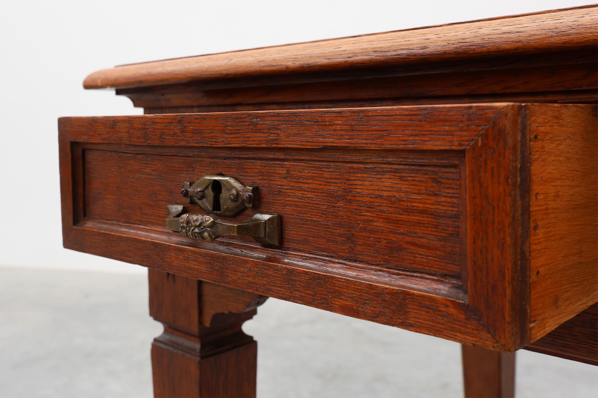 Bureau ou table Art Déco en chêne sculpté avec détails en cuivre, Belgique années 1920-photo-3