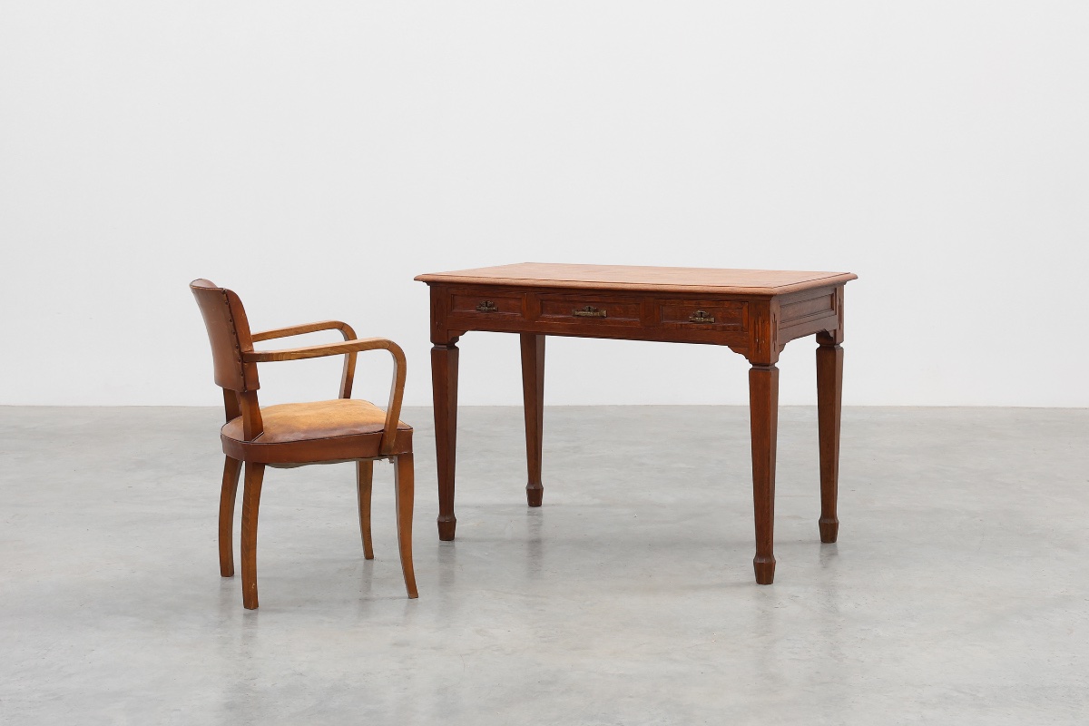 Bureau ou table Art Déco en chêne sculpté avec détails en cuivre, Belgique années 1920-photo-4