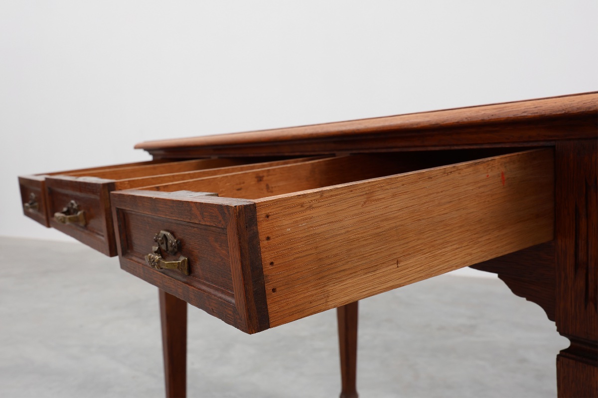 Bureau ou table Art Déco en chêne sculpté avec détails en cuivre, Belgique années 1920-photo-1