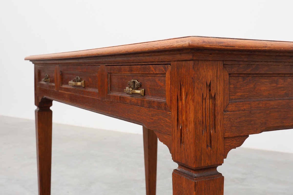 Bureau ou table Art Déco en chêne sculpté avec détails en cuivre, Belgique années 1920-photo-3