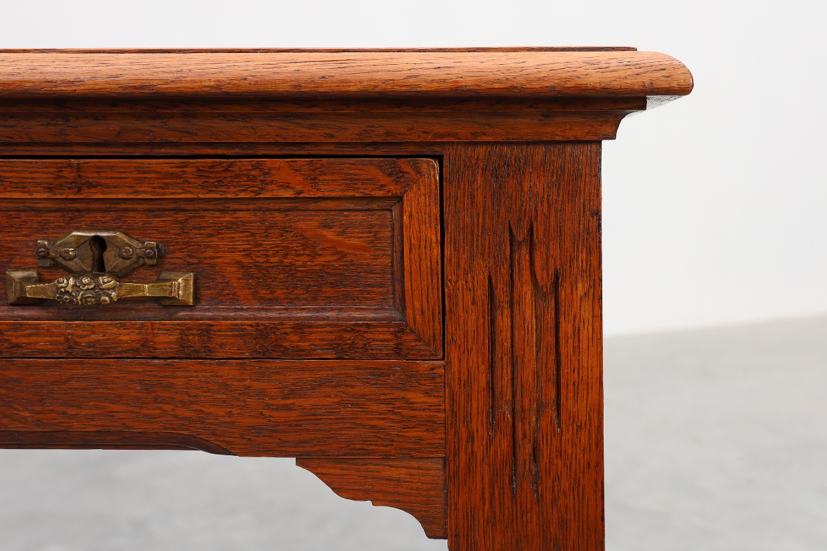 Bureau ou table Art Déco en chêne sculpté avec détails en cuivre, Belgique années 1920-photo-5