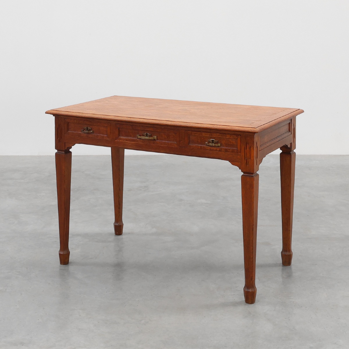 Bureau ou table Art Déco en chêne sculpté avec détails en cuivre, Belgique années 1920