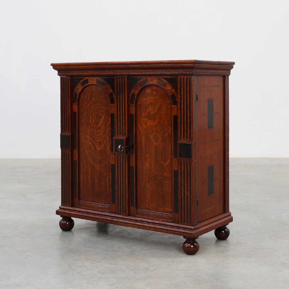 Petit cabinet Renaissance en chêne du XVIIe siècle, Pays-Bas