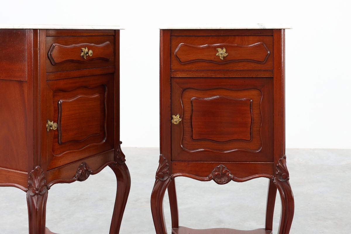 Paire de tables de chevet en noyer de style Louis XV avec plateaux en marbre de Carrare, France-photo-4