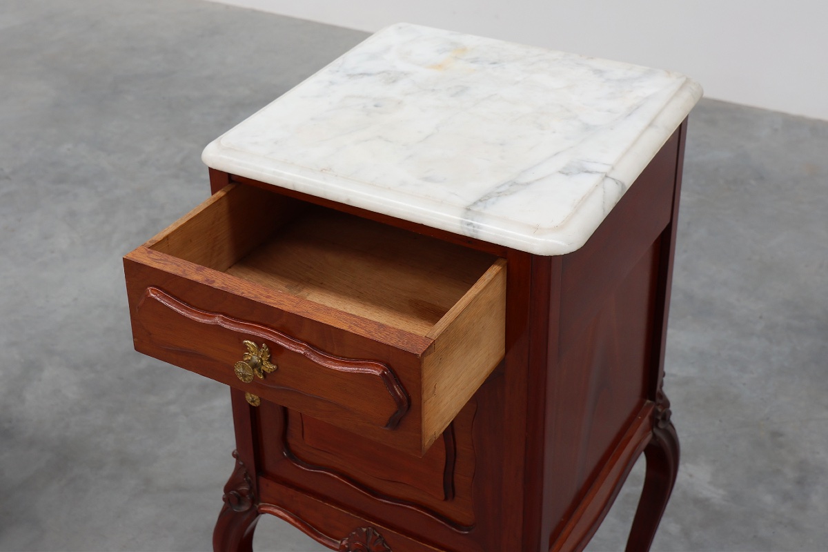 Paire de tables de chevet en noyer de style Louis XV avec plateaux en marbre de Carrare, France-photo-3