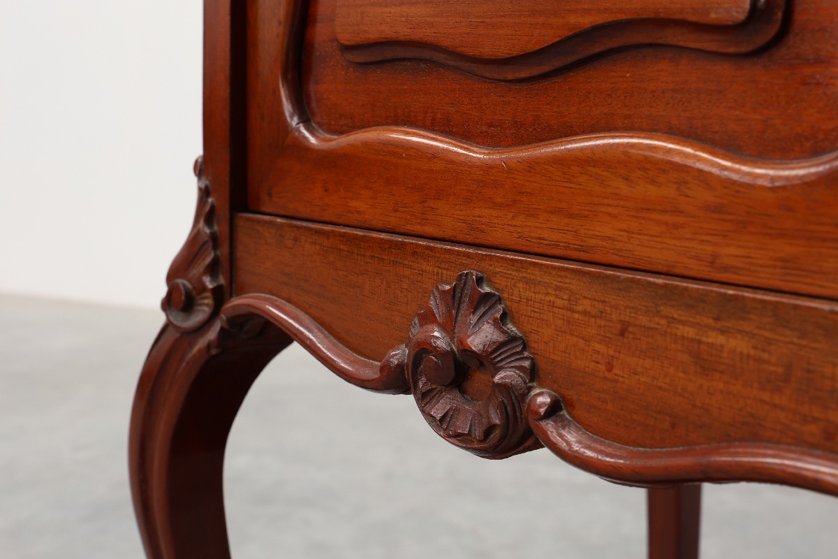 Paire de tables de chevet en noyer de style Louis XV avec plateaux en marbre de Carrare, France-photo-5