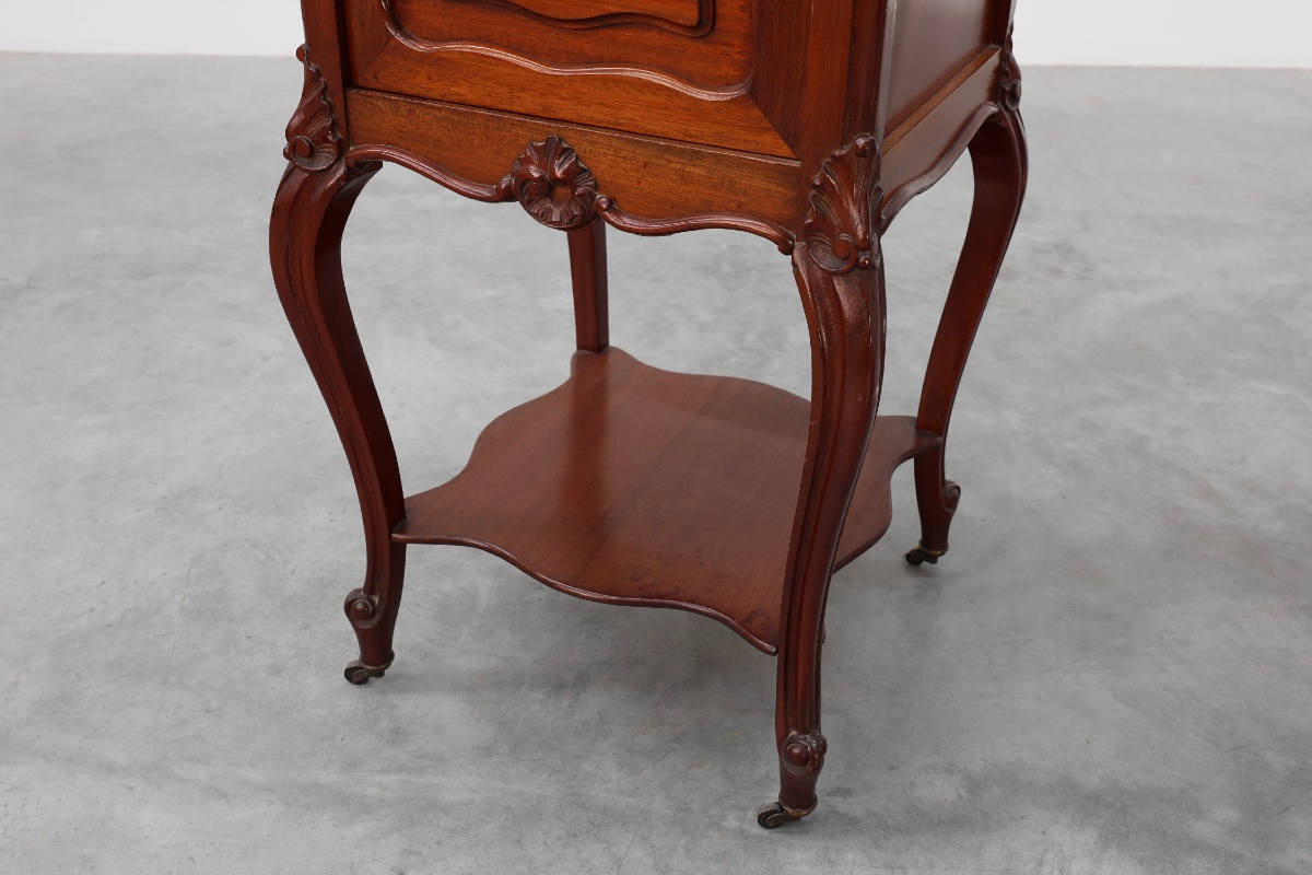 Paire de tables de chevet en noyer de style Louis XV avec plateaux en marbre de Carrare, France-photo-7