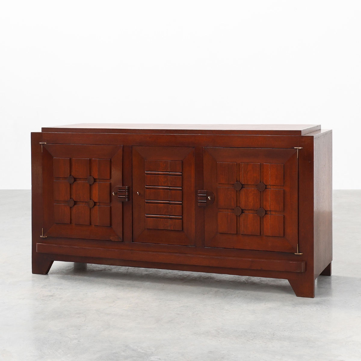 Buffet Art Déco en chêne sculpté à motifs géométriques, par Charles Dudouyt, France, vers 1940