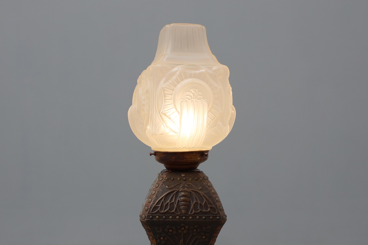 Lampadaire Art nouveau en cuivre martelé avec abat-jour en verre dépoli, Belgique, vers 1910-photo-2
