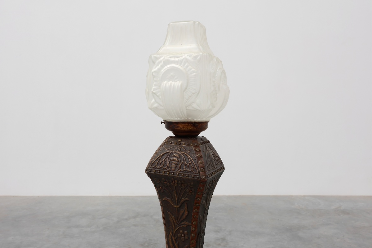 Lampadaire Art nouveau en cuivre martelé avec abat-jour en verre dépoli, Belgique, vers 1910-photo-4