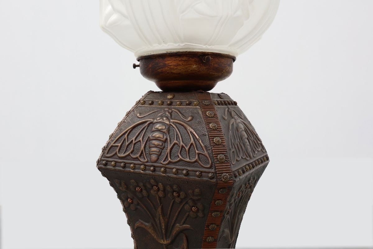 Lampadaire Art nouveau en cuivre martelé avec abat-jour en verre dépoli, Belgique, vers 1910-photo-1