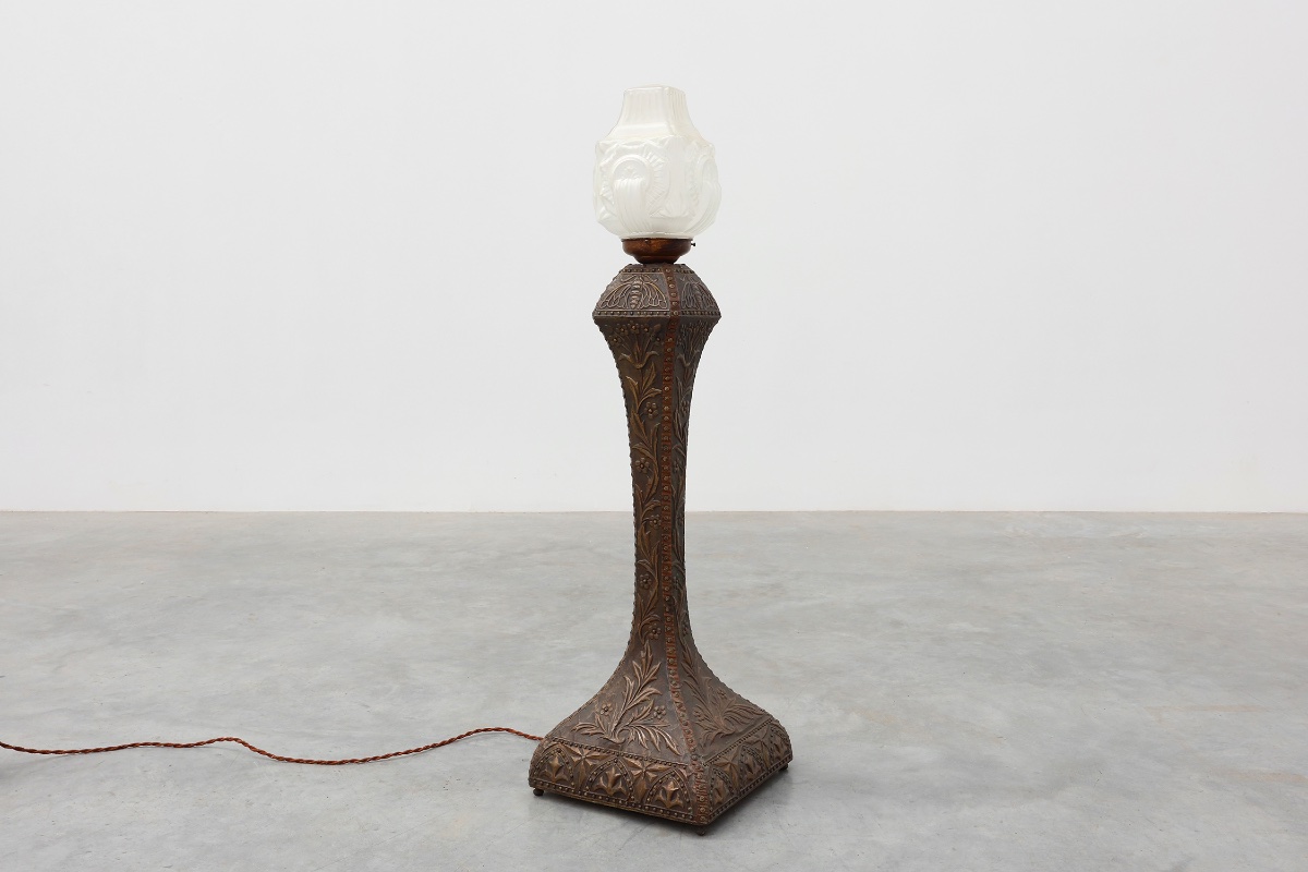 Lampadaire Art nouveau en cuivre martelé avec abat-jour en verre dépoli, Belgique, vers 1910-photo-2