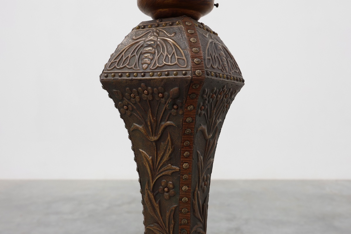 Lampadaire Art nouveau en cuivre martelé avec abat-jour en verre dépoli, Belgique, vers 1910-photo-4