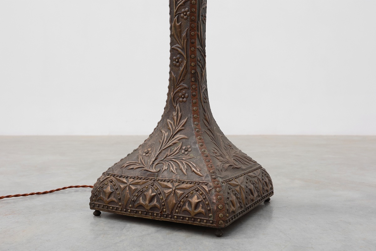 Lampadaire Art nouveau en cuivre martelé avec abat-jour en verre dépoli, Belgique, vers 1910-photo-8