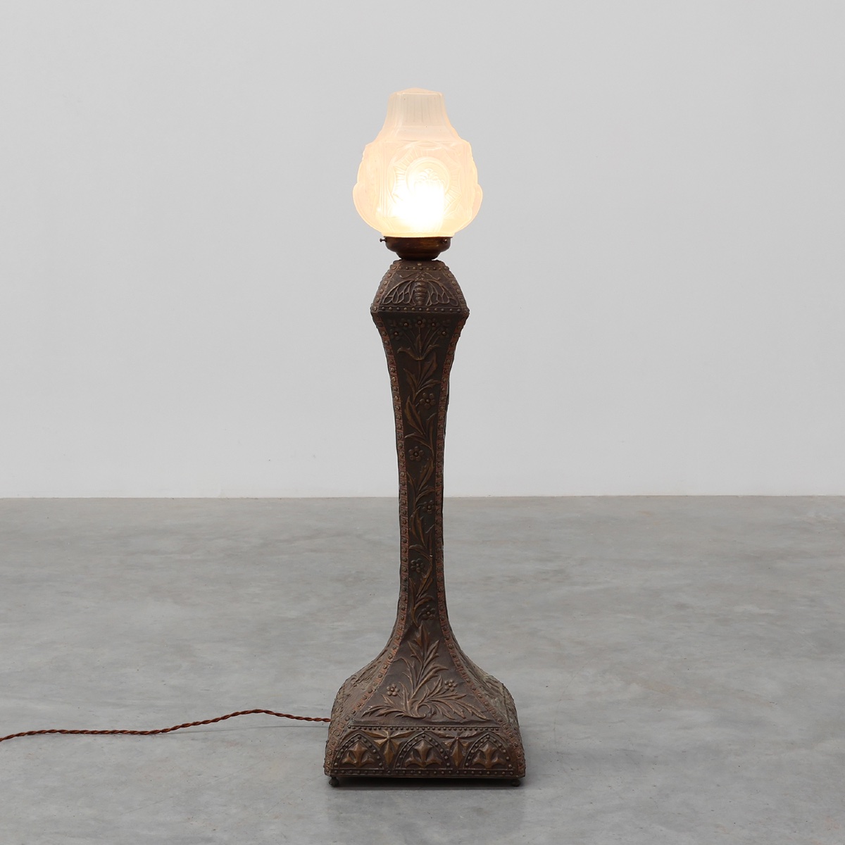 Lampadaire Art nouveau en cuivre martelé avec abat-jour en verre dépoli, Belgique, vers 1910