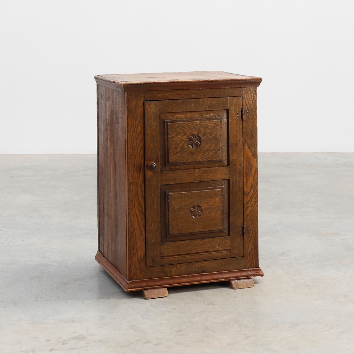 Cabinet rustique en chêne massif orné de sculptures florales géométriques, Belgique 