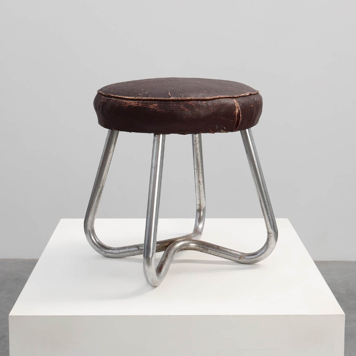 Tabouret moderniste Bauhaus avec structure tubulaire chromée et assise en cuir, Allemagne 