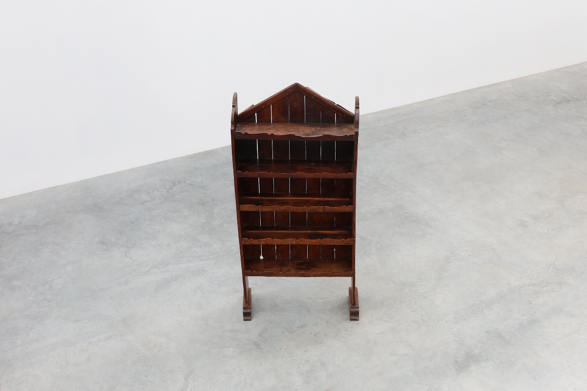Cabinet en châtaignier à pignon, style Art populaire français du XVIIe siècle-photo-1