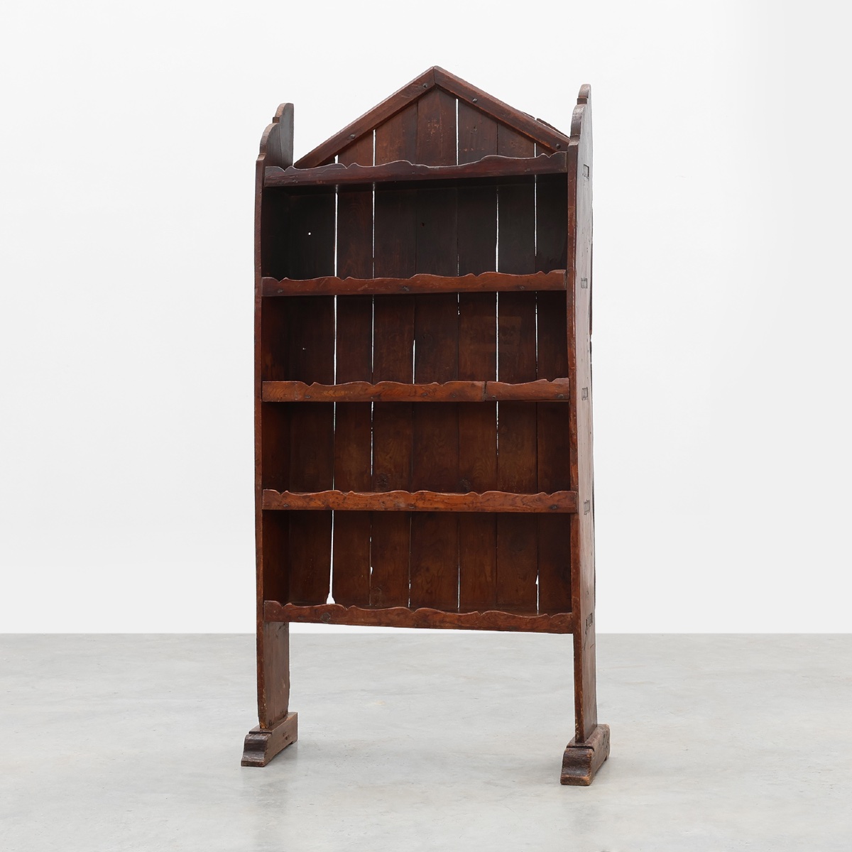 Cabinet en châtaignier à pignon, style Art populaire français du XVIIe siècle