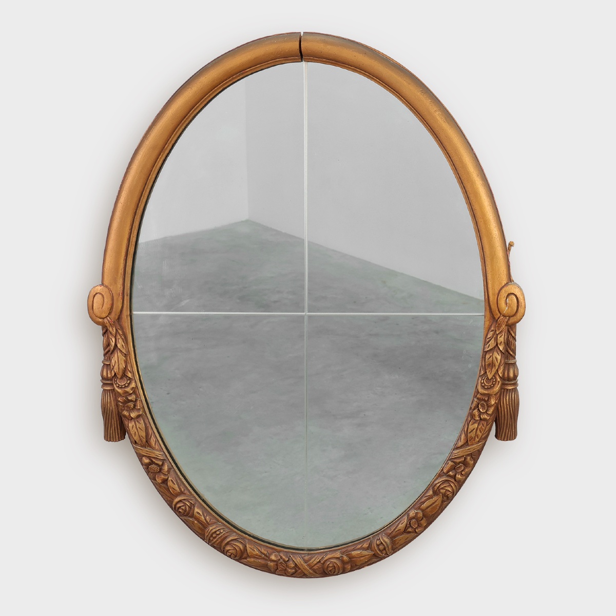 Miroir Art déco ovale français en chêne sculpté et doré, vers 1925