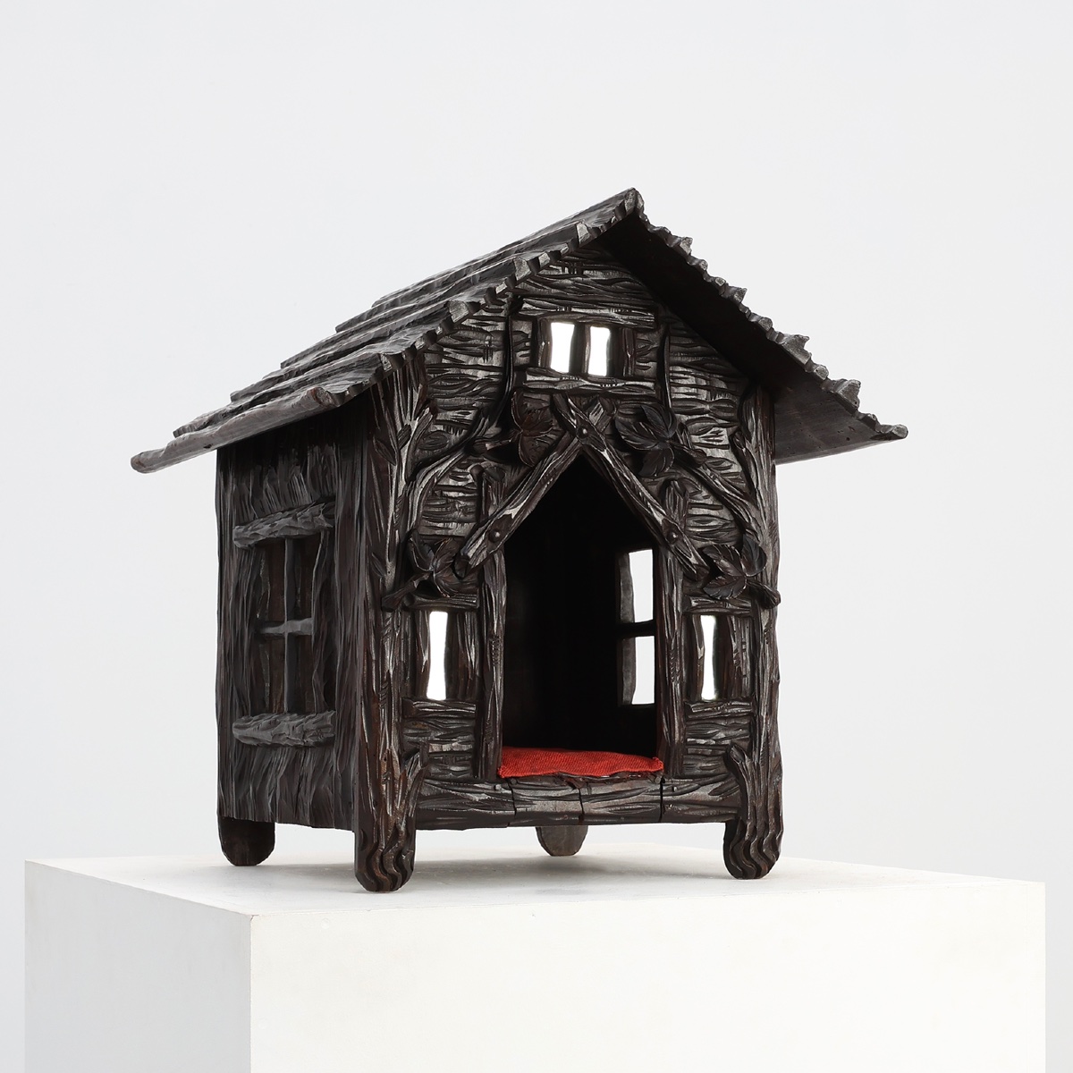 Niche pour chien en chêne sculpté de style Forêt-Noire, Suisse/Allemagne, vers 1850