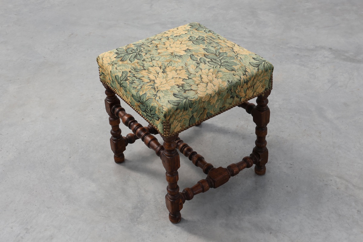 Tabouret en noyer de style Louis XIII avec assise en tapisserie florale, France, vers 1840-photo-2