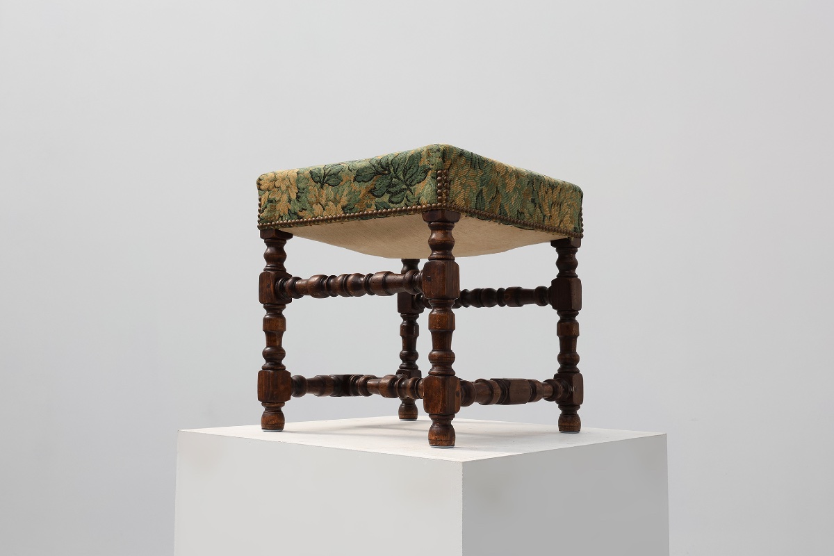 Tabouret en noyer de style Louis XIII avec assise en tapisserie florale, France, vers 1840-photo-4