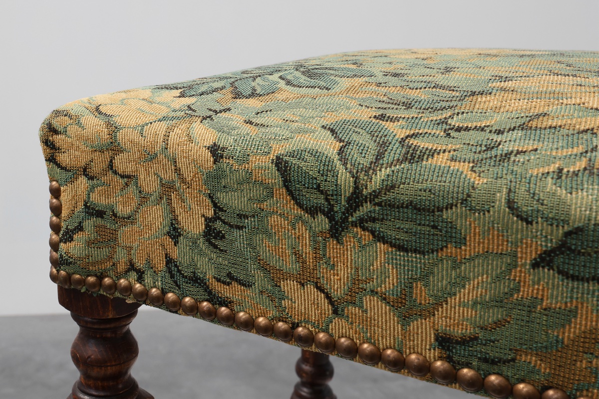 Tabouret en noyer de style Louis XIII avec assise en tapisserie florale, France, vers 1840-photo-5