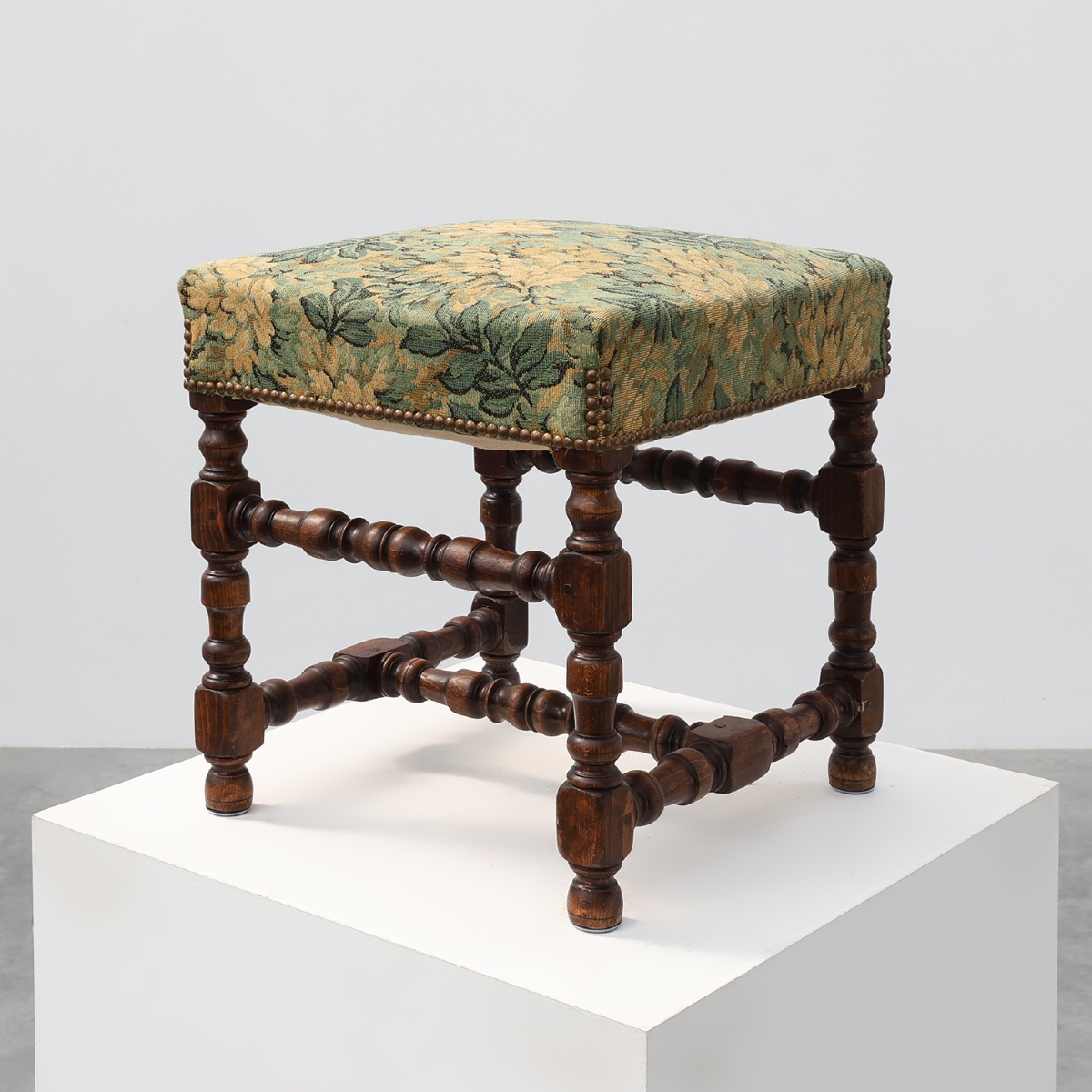 Tabouret en noyer de style Louis XIII avec assise en tapisserie florale, France, vers 1840