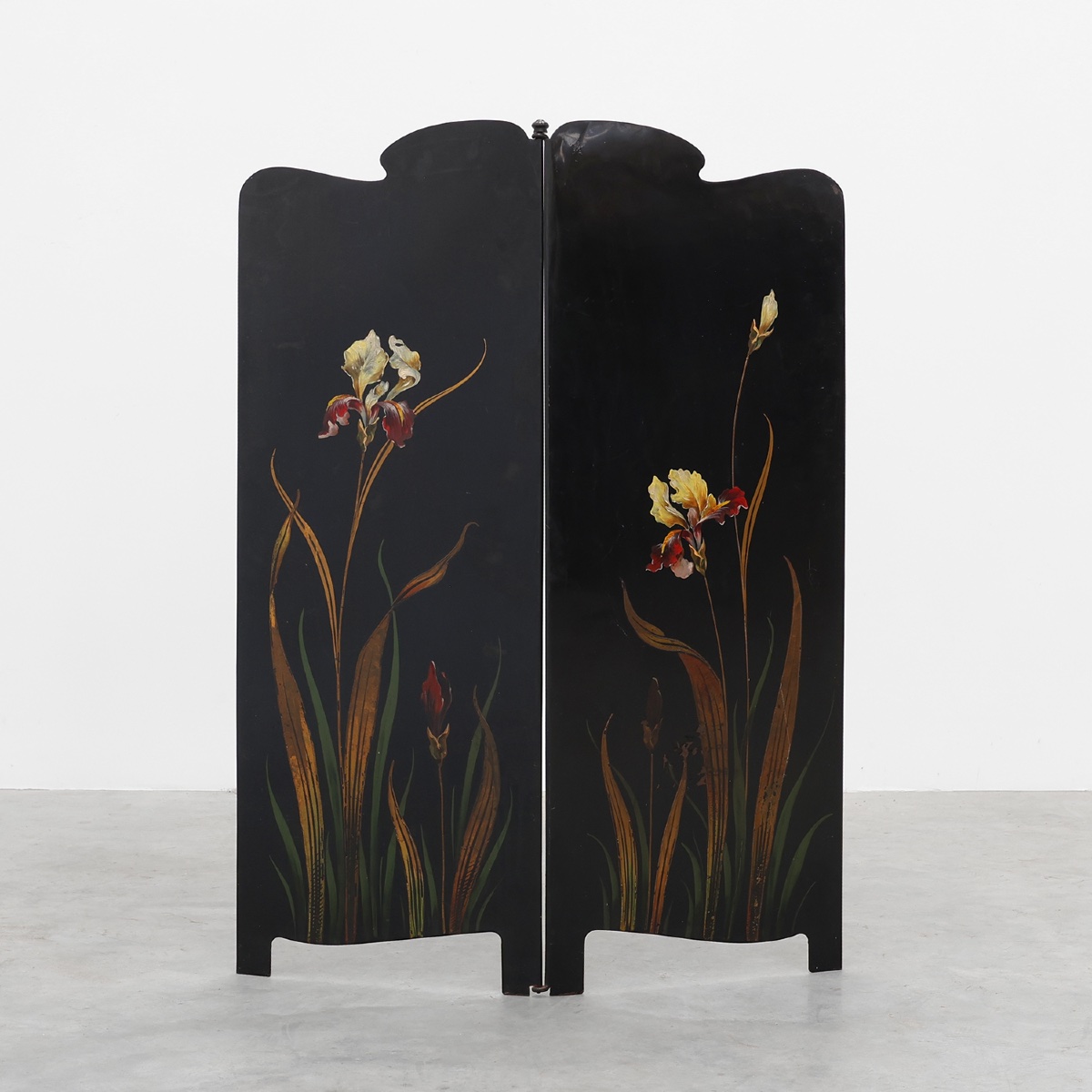 Paravent Art Nouveau à deux panneaux laqués noirs, décor d'iris peints à la main, France