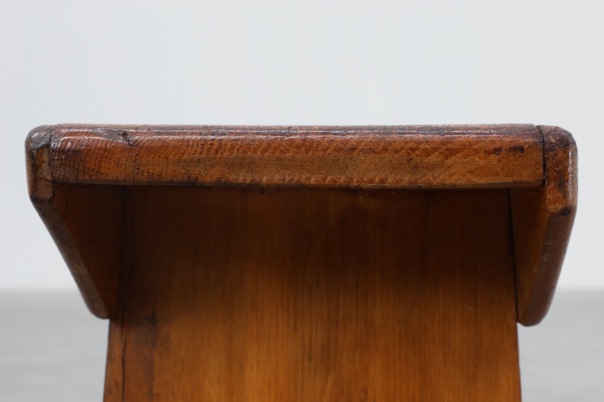 Tabouret rustique en pin à pieds ajourés, Suède, vers 1920-photo-6