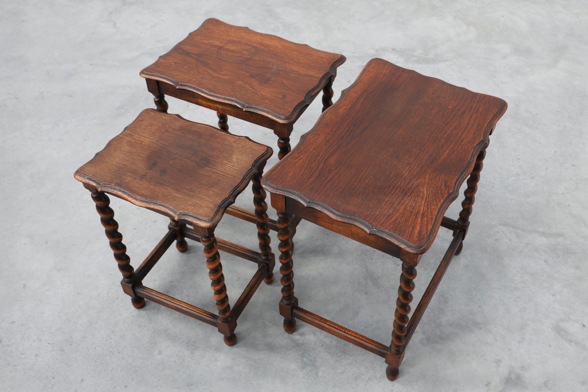 Ensemble de trois tables gigognes en chêne massif, style torsadé, Angleterre, vers 1900-photo-4