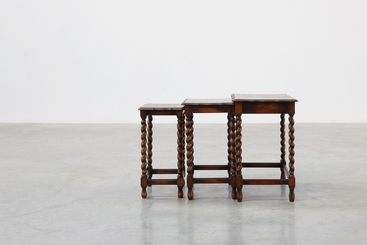Ensemble de trois tables gigognes en chêne massif, style torsadé, Angleterre, vers 1900-photo-2