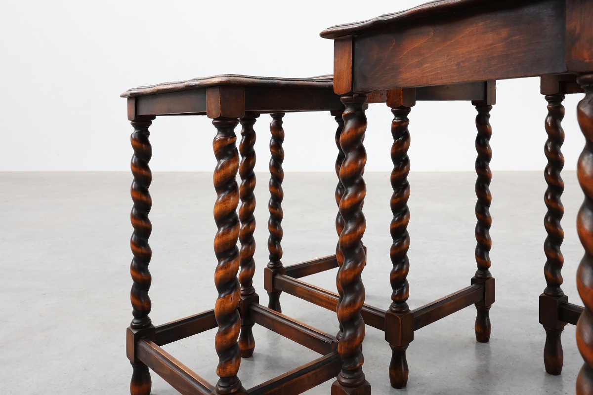 Ensemble de trois tables gigognes en chêne massif, style torsadé, Angleterre, vers 1900-photo-3