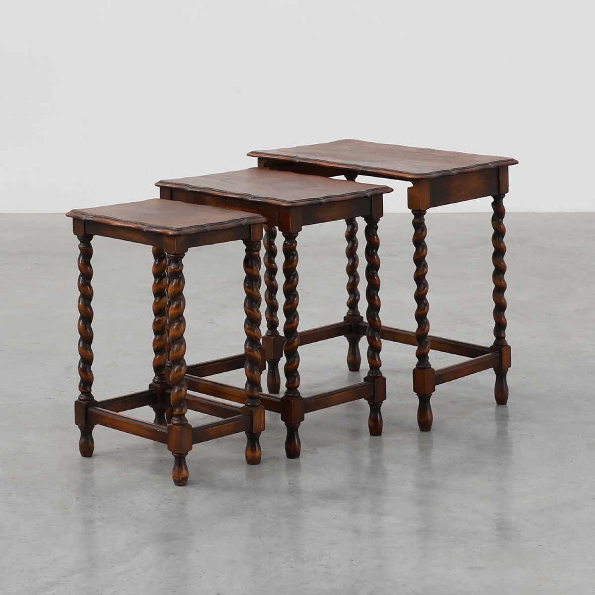 Ensemble de trois tables gigognes en chêne massif, style torsadé, Angleterre, vers 1900