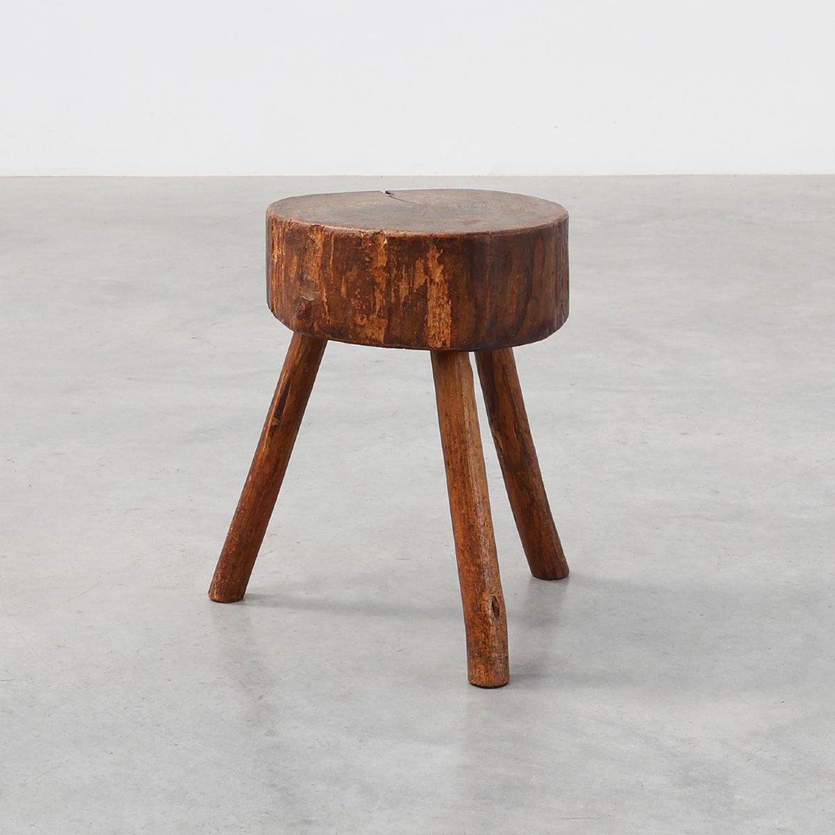 Tabouret trépied rustique en chêne avec assise ronde en bois massif, France, vers 1920