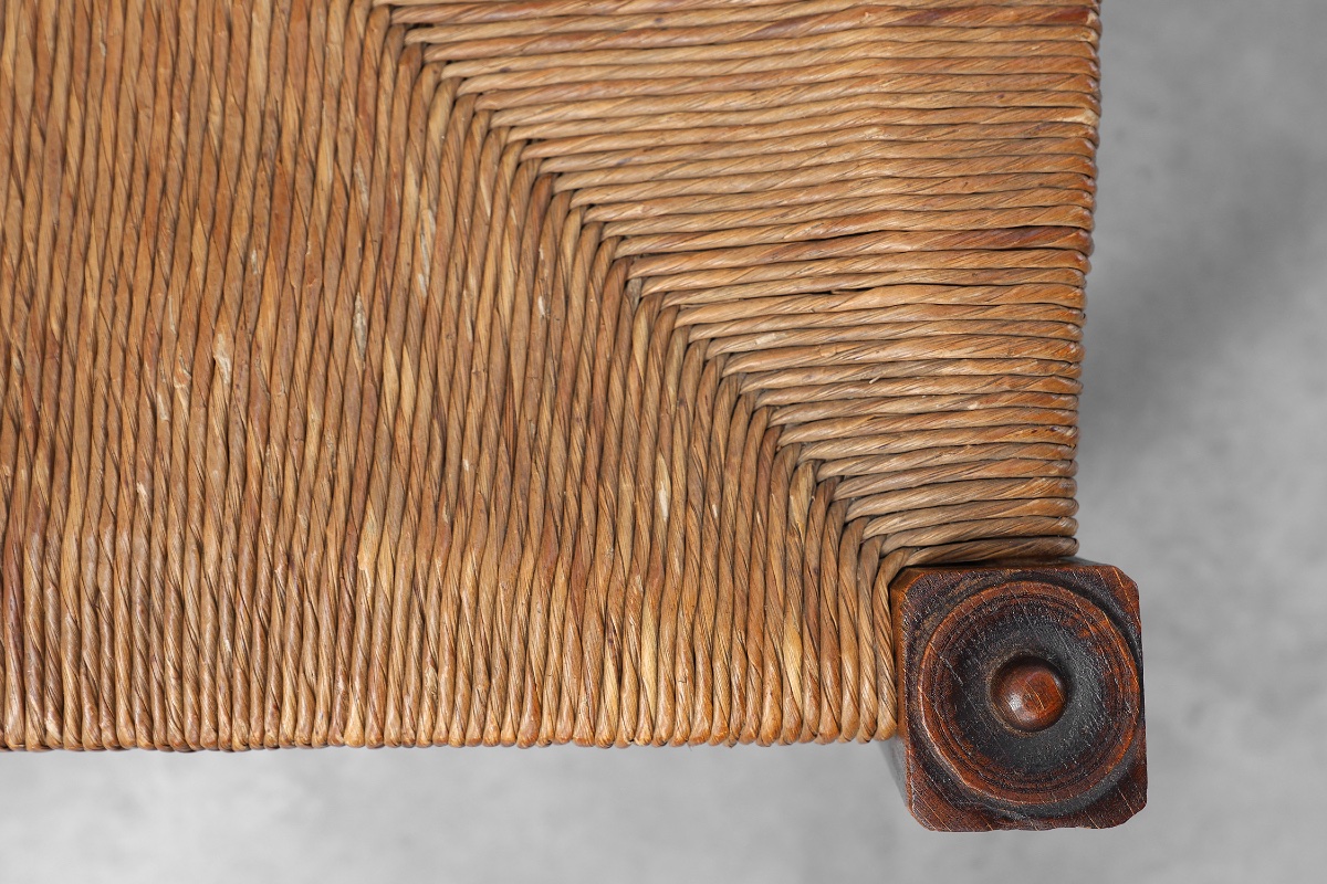 Chaise rustique en chêne massif, dossier à barreaux, assise en jonc et pieds galbés, France-photo-4