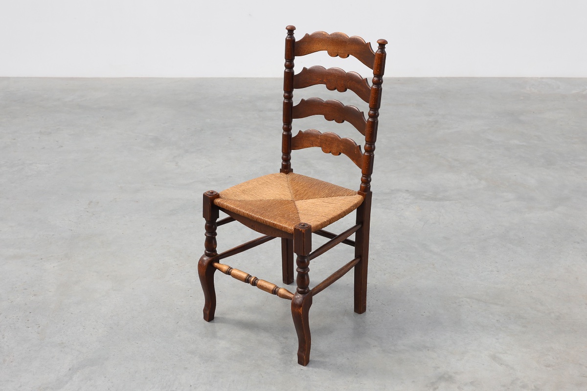 Chaise rustique en chêne massif, dossier à barreaux, assise en jonc et pieds galbés, France-photo-1