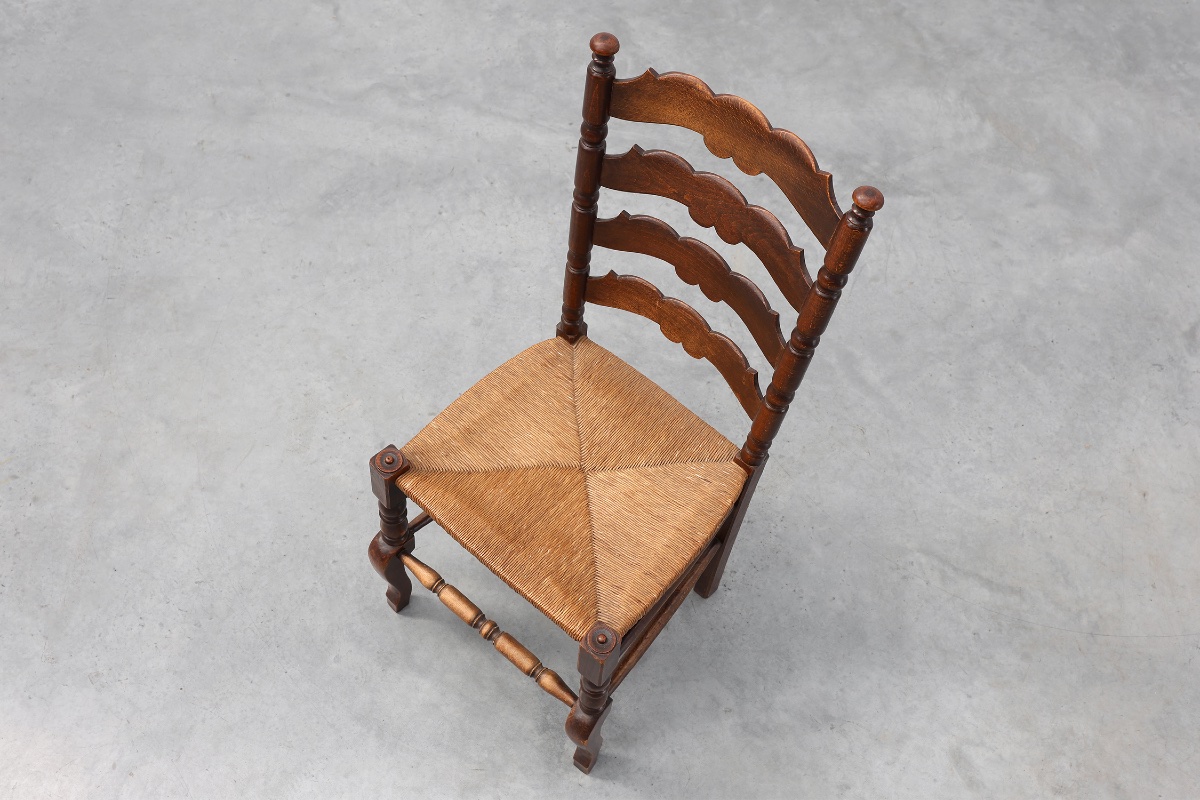 Chaise rustique en chêne massif, dossier à barreaux, assise en jonc et pieds galbés, France-photo-5