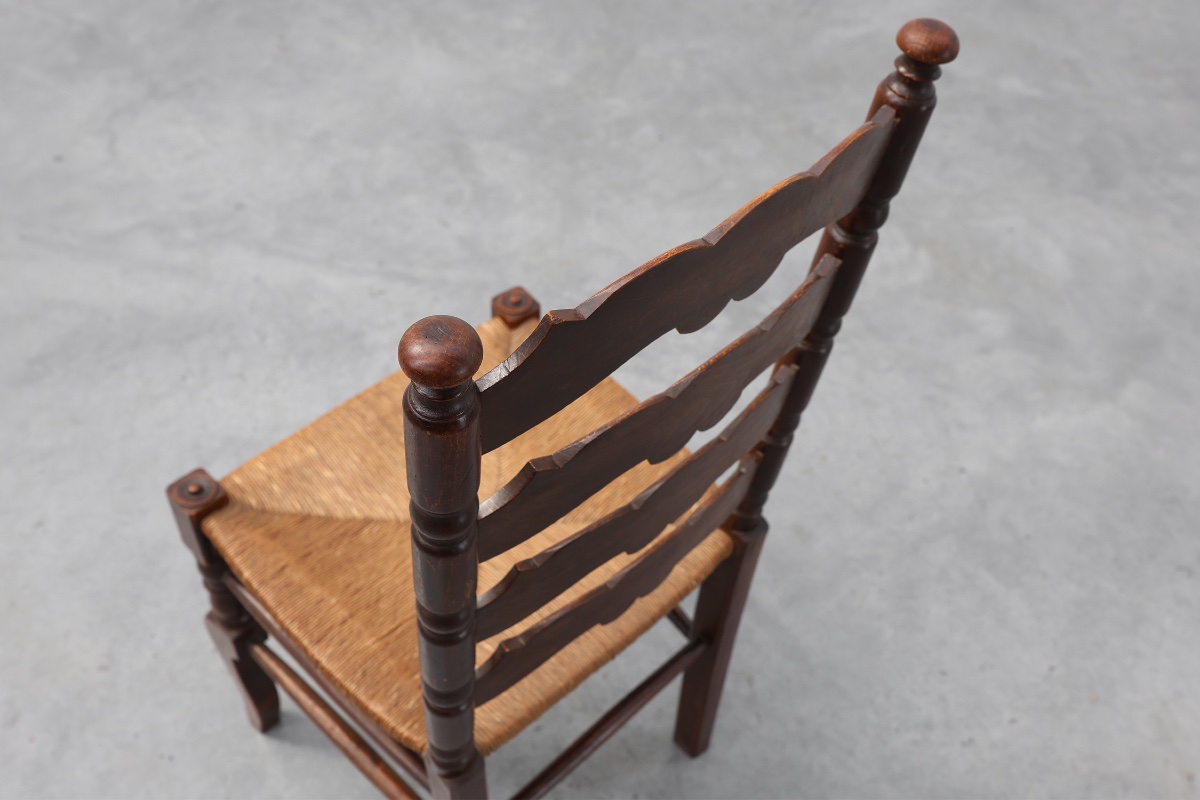 Chaise rustique en chêne massif, dossier à barreaux, assise en jonc et pieds galbés, France-photo-6