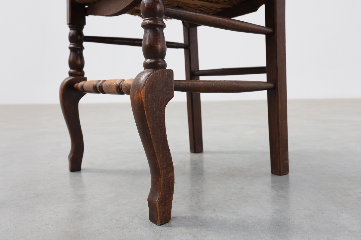 Chaise rustique en chêne massif, dossier à barreaux, assise en jonc et pieds galbés, France-photo-8