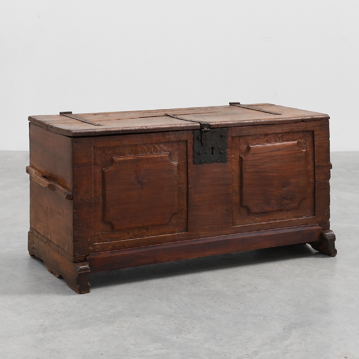 Coffre à couvertures en chêne flamand, façade à panneaux et serrure en fer, daté de 1825