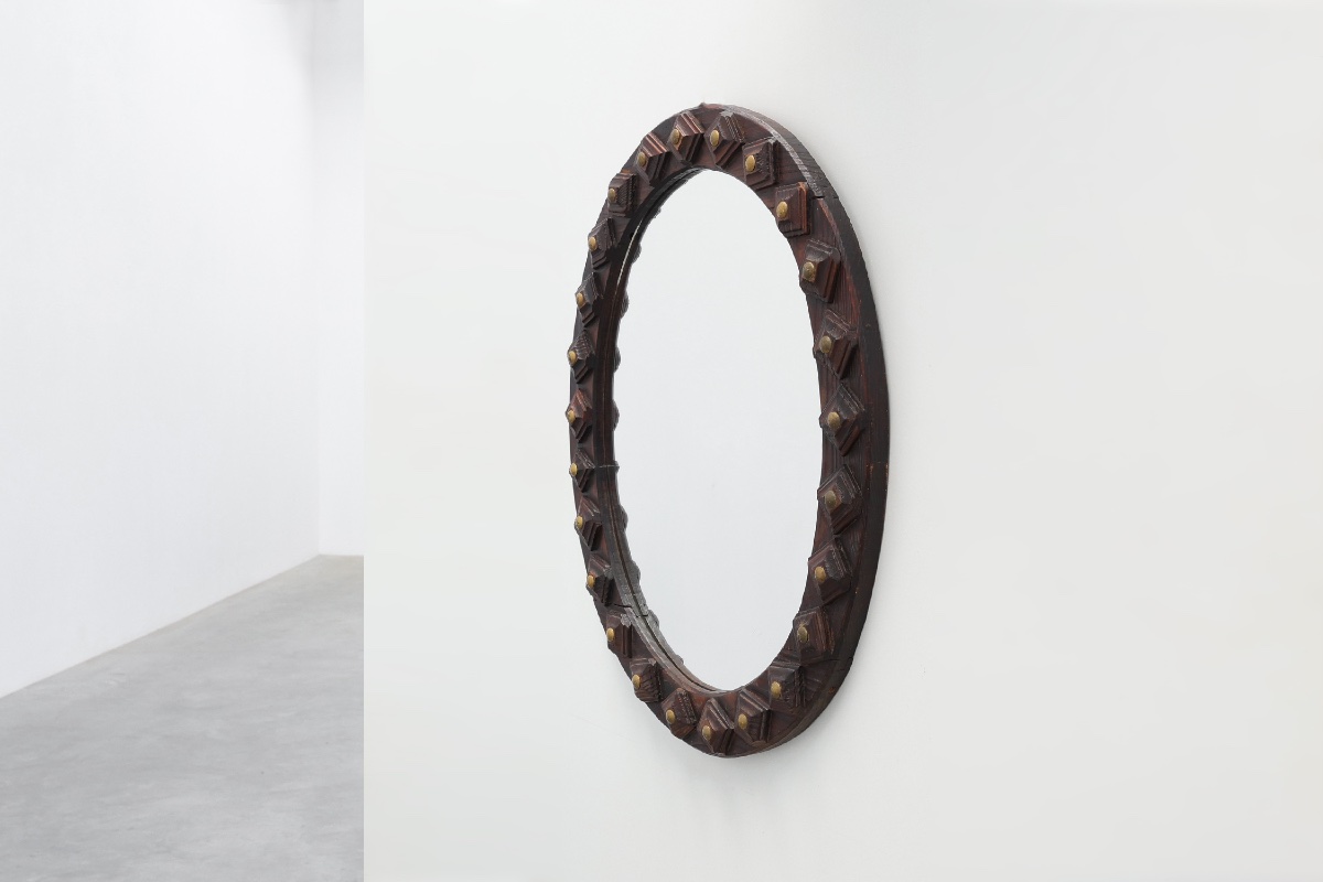 Spanish Brutalist Oval Mirror In Hand-carved Wood With Brass Studs, 20th Century-photo-1