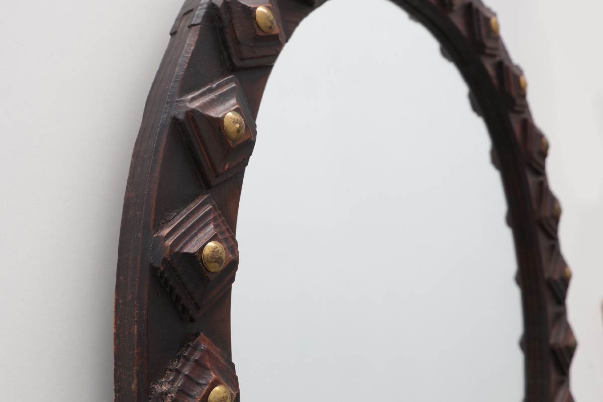 Spanish Brutalist Oval Mirror In Hand-carved Wood With Brass Studs, 20th Century-photo-3