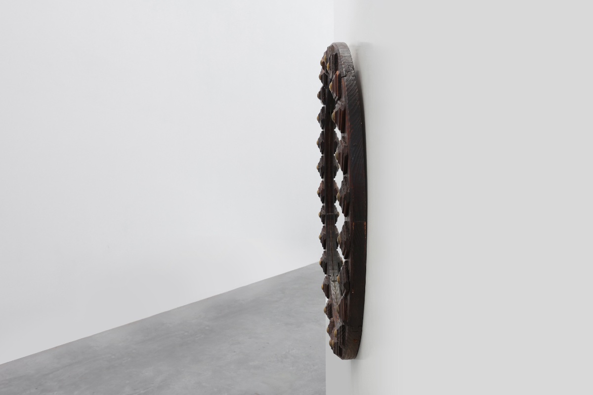 Spanish Brutalist Oval Mirror In Hand-carved Wood With Brass Studs, 20th Century-photo-5