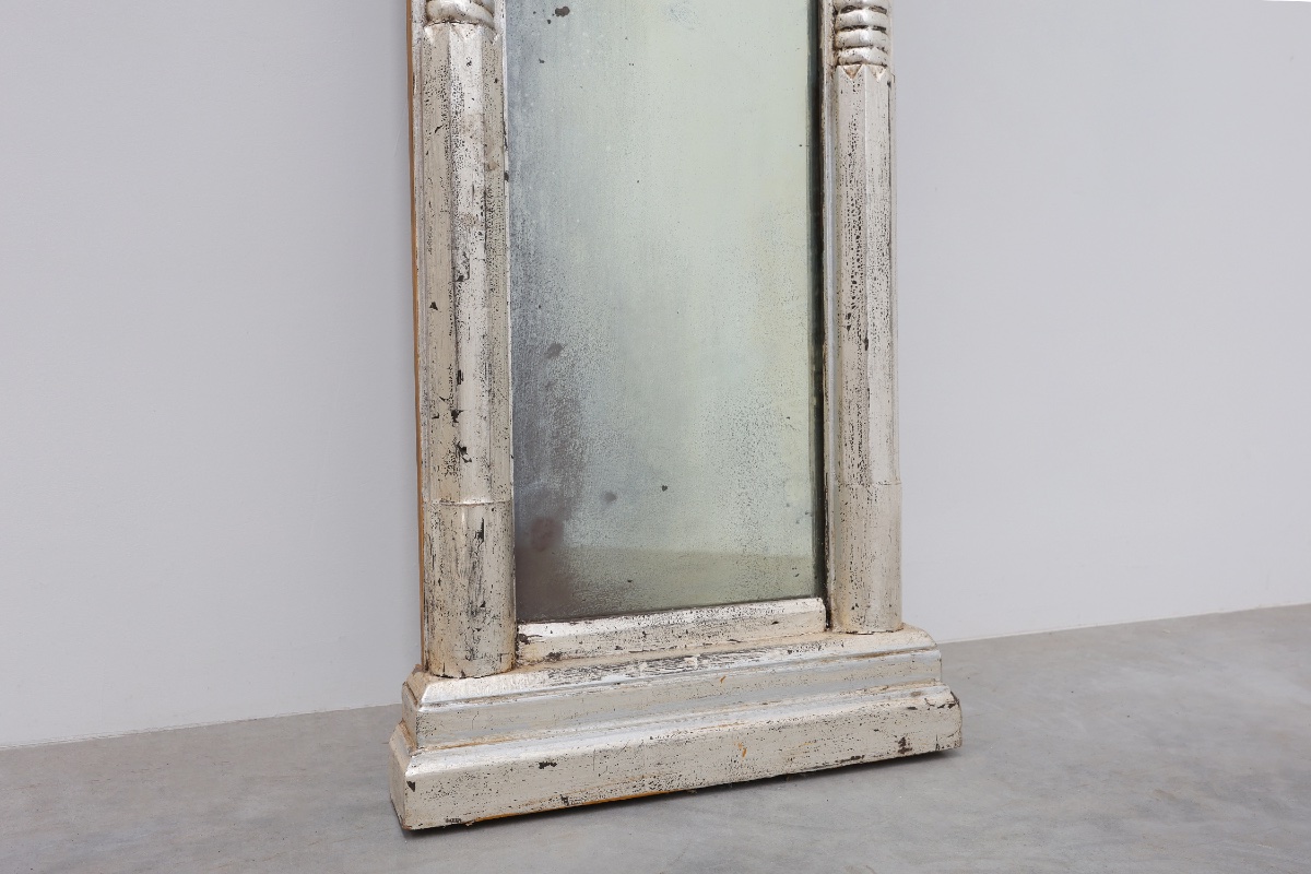 Paire de miroirs sur pied néoclassiques à la feuille d'argent,  Italie, vers 1850-photo-4